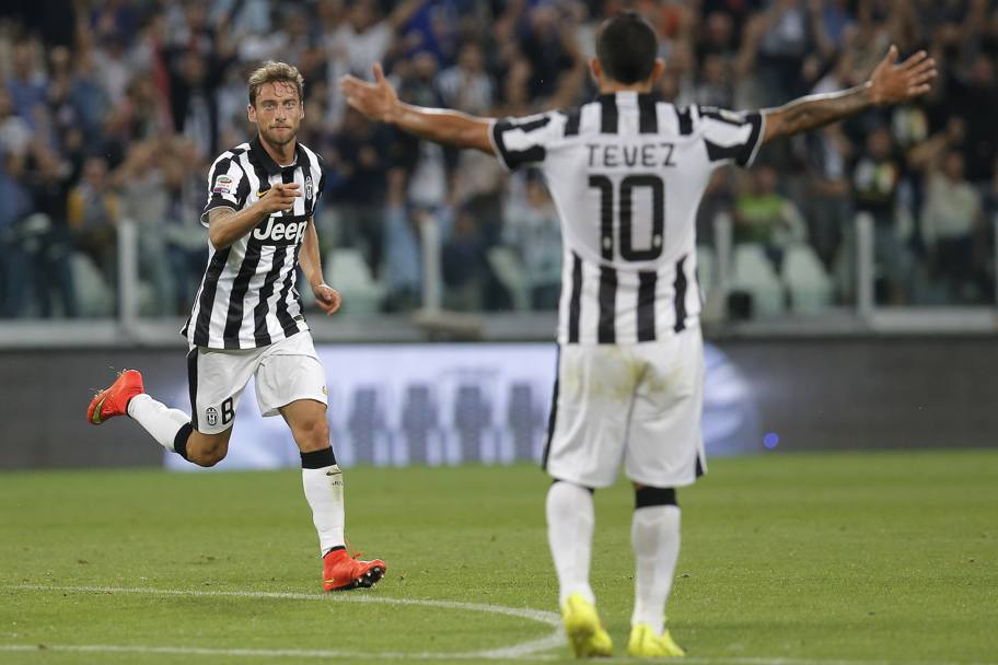 Abbraccio tra goleador: Marchisio va a ringraziare Tevez, autore dell&#39;assist per il 2-0. Afp